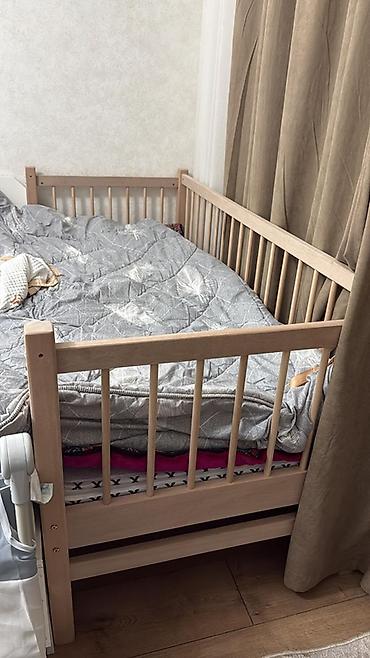 Детские односпальные кровати: Продается деревянная кроватка манеж в натуральном оттенке • Размер — 1