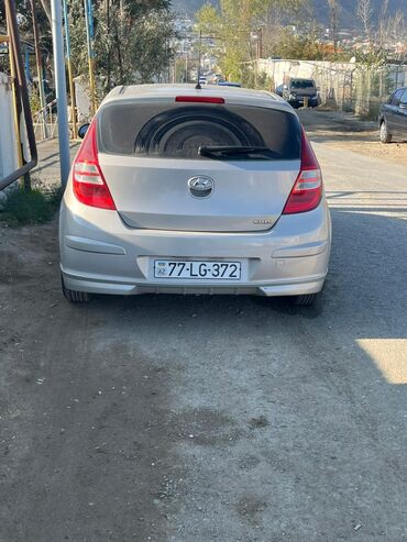 Hyundai: Hyundai i30 CRDi, gümüşü rəng, hetçbek kuzov. Xüsusiyyətlər: - Dizel — 13