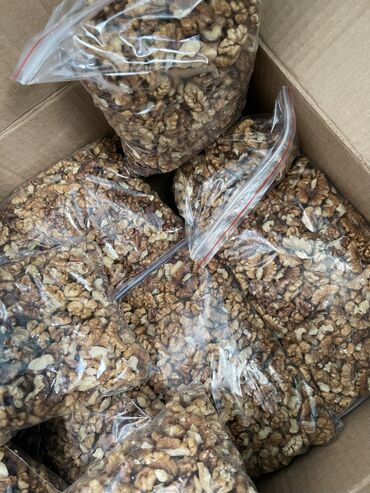 Сухофрукты, орехи, снеки: Очищенные орехи чагылган жангак доставка 200 сом 500 гр не звонить