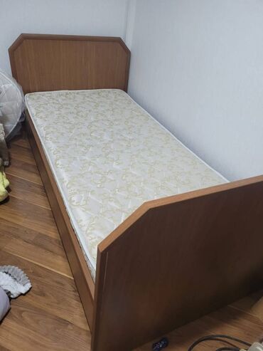 двухспальная кровать: Б/у, Односпальная кровать, Без подьемного механизма, С матрасом, Без выдвижных ящиков