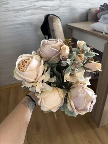 Ruža: Buket svilenih dekorativnih ruža – više varijanti.Ukoliko kupite vise na lalafo.rs — 14 Ruža: Buket svilenih dekorativnih ruža – više varijanti.Ukoliko kupite vise — 14