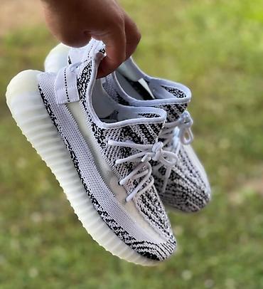 Patike: Yeezy modeli od 36 do 46 za samo 4000 din
pb — 7