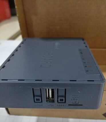 kiçik kamera: Kiçik şəbəkələr üçün 5 portlu Gigabit Ethernet marşrutlaşdırıcısı;