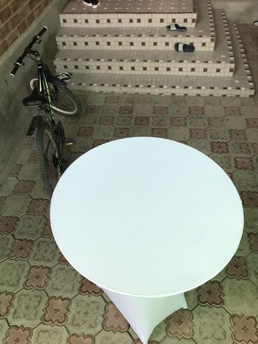 Столы: Продаю коктейльные столы с двумя чехлами белые чехлы