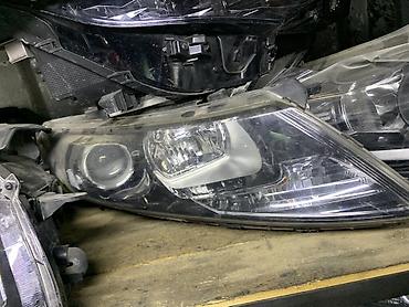 Автомобильная передняя фара в сборе. Корпус выполнен в вытянутой