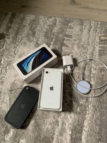 Apple iPhone: IPhone SE 2022, Б/у, 128 ГБ, Белый, Зарядное устройство, Защитное стекло, Чехол, 78 %