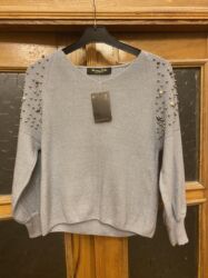 Köynək və bluzalar: Qadın geyimləri – 2 fərqli model 1) Ağ bluz: - Yumşaq, axıcı parça - — 17