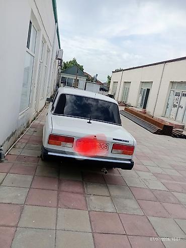 2107 qapı: VAZ 2107 sedan – ağ rəng, 4 qapı, arxaqapıdan ötürücü (RWD). Mexaniki — 4