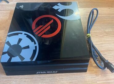 playstation 4 μεταχειρισμένο με 100 ευρώ: Star Wars temalı Sony PlayStation 4 Pro konsolu. Qara rəngli konsolun