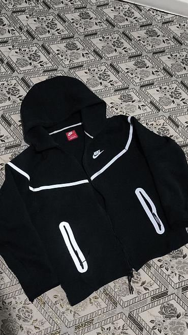 Толстовка Nike с капюшоном и молнией - Цвет: черный с контрастными