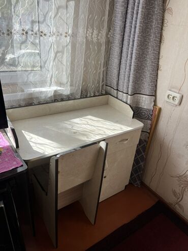 тумбочка прикроватная узкая 30 см: Детский стол с выдвижной тумбой-столиком - Материал: ЛДСП с кромкой
