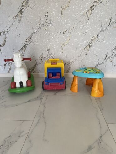 Manejlər: Üçü birlikdə satılır 1) Atdırma/ride-on at – ağ rəngli, qırmızı