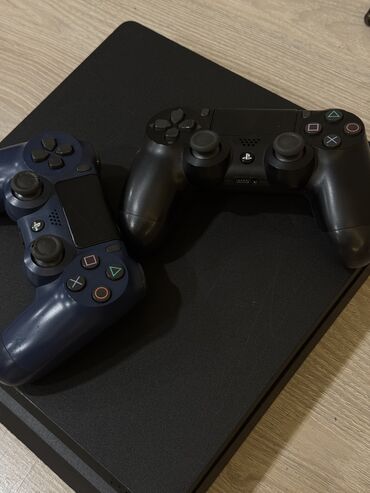 ps4 дешево: Продаю PS4 slim, GB500!! Комплект два джойстика и кабеля как на фото