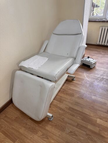 Другое оборудование для салонов красоты: Срочно продаю: Косметологическая кушетка Регулируется высота, спинка и