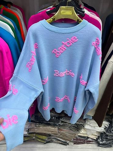 Кофты, свитеры: Женский вязаный свитер с объемной вышивкой “Barbie”. - Свободный — 1