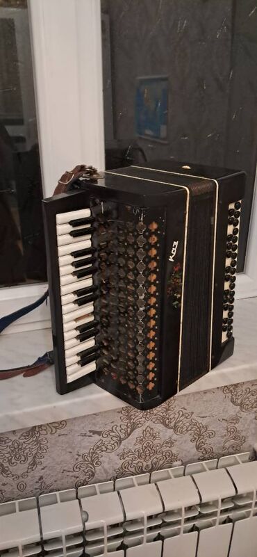bayan musiqi aləti: Qarmon, Akustik, İşlənmiş, Ünvandan götürmə
