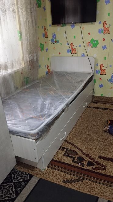 раковина с тумбой и зеркалом в ванную бишкек: Односпальная кровать, Б/у, С матрасом, длина - 180 см