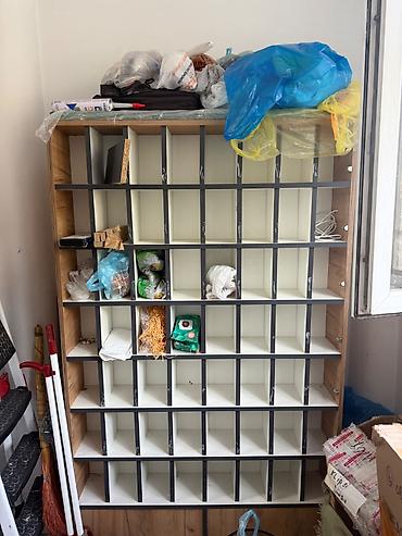 mebel işlənmiş: Mağaza vitrini. Hündürlük 180 sm eni 40 sm. İçərisində olan gözlər 56 — 5