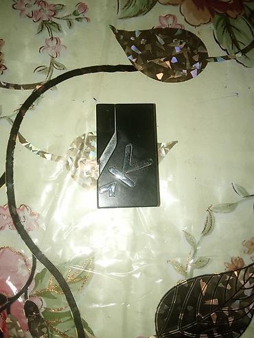USB fləş yaddaş — qara rəngdə, kompakt korpuslu model. Korpusun