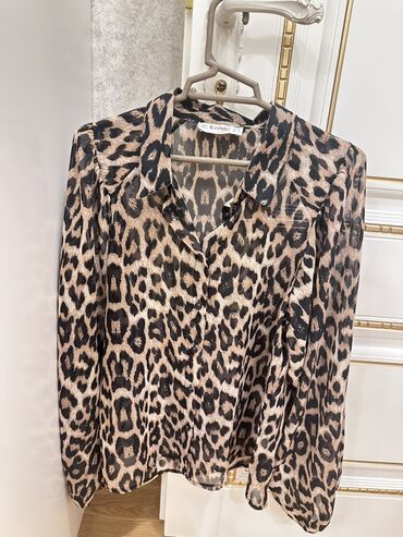 Dəstlər, kostyumlar: Qadın geyim dəsti – 4 parçadan ibarət 1) Açıq mavi, düz kəsimli jeans — 3