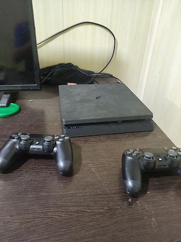 видио игры: Игровая консоль PlayStation 4 Slim (черная) с двумя беспроводными — 1