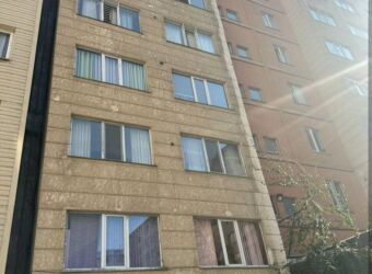 продаю частный дом в бишкеке: 2 бөлмө, 67 кв. м, 106-серия, 3 кабат, Евроремонт