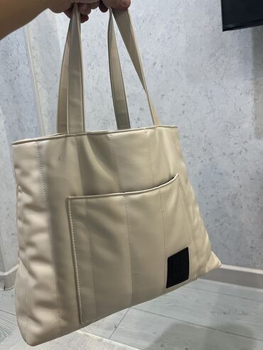 женская сумки: Продается женская сумка O’stin. Цвет белый. Состояние идеальное