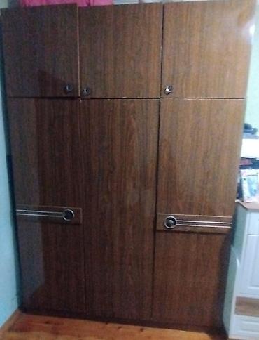 desmalar: Üç bölməli taxta paltar dolabı - Material: qəhvəyi ağac teksturalı — 2