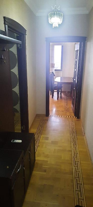 Uzunmüddətli kirayə mənzillər: Mənzildə 2 otaq planı: geniş dəhlizdən qonaq otağına və ayrıca mətbəxə — 1