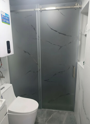 гибкие панели для стен под мрамор: Раздвижная душевая перегородка из матового закалённого стекла с