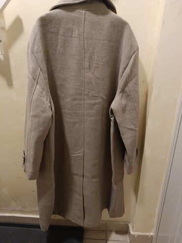 Kaputi: Kaput HM s dvorednim kopčanjem – sivosmeđa boja. Omašena veličina — 4