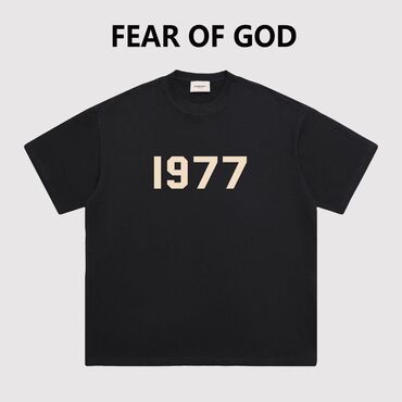 мужской рубашки: Продается футболка **Fear of God Essentials** с надписью "1977". Цвет