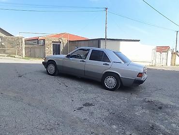 bmw kohnə model: Mercedes-Benz 190E (W201) sedan təqdim olunur. Avtomobil klassik — 5