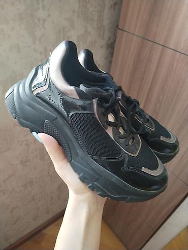 Qadın sneakers ayaqqabısı - Rəng: qara, boz detallarla - Dizayn