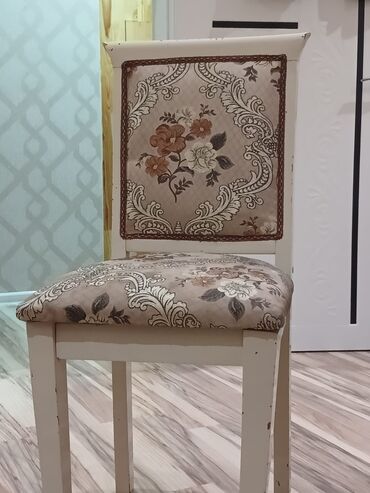 metbex ucun masa: 6 ədəd oturacaq cəmi 60₼. Yaxşı vəziyyətdədir. Kraskası gedib bəzi