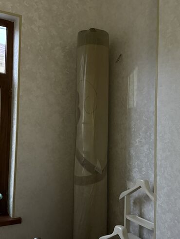Plintuslar: Döşəmə örtüyü – rulon halında - Material: ehtimalən PVC/vinil və ya