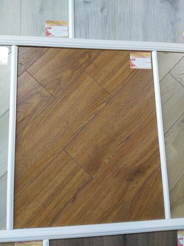Parket: Taxta görünüşlü laminat döşəmə paneli diaqonal naxışla təqdim olunur