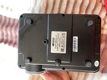 guclu wifi modem: Proyektor - Kompakt korpus, üst hissədə güc düyməsi və fokus/zoom — 5