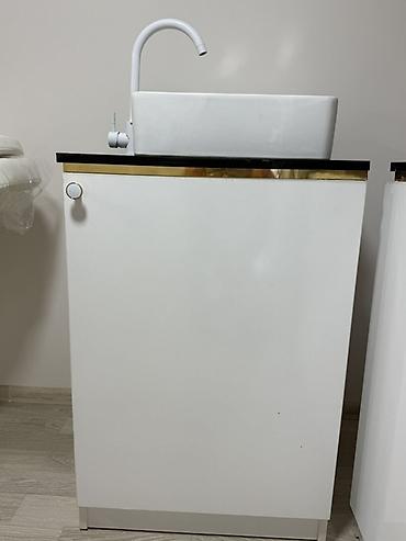 шкаф в ванную: Ağ rəngli vanna otağı dolabı və üstüstə quraşdırılan lavabo dəsti - — 1