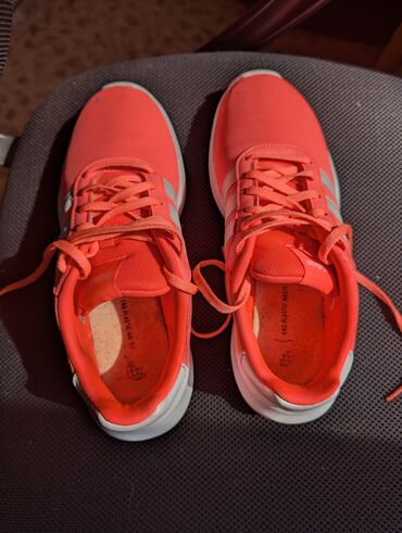 адидас кроссовки оригинал: Кроссовкалар, 41.5, 42, Adidas, Колдонулган, түсү - Кызгылт, Өзү алып кетүү
