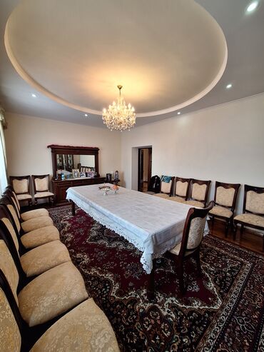суточные гостиницы в токмаке: 213 м², 6 комнат, Старый ремонт С мебелью, Кухонная мебель