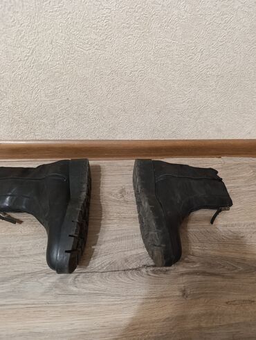 черные замшевые ботильоны: Женские черные ботинки/полусапоги на массивной подошве. - Материал