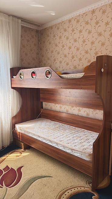 bunk bed: Детская двухъярусная кровать из ЛДСП под дерево. Особенности: - Два — 1