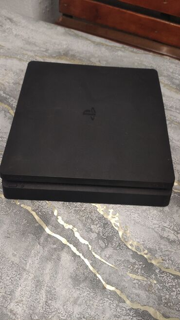 PS4 (Sony Playstation 4): Playstation 4 slim 1 tb (2 ay isletmisem) 5 oyun,yaddasinda oyunlar