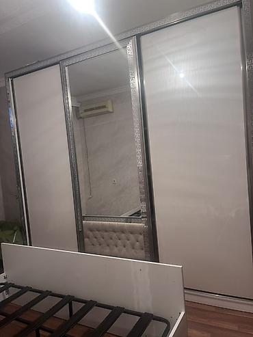yataq otağı ucun dolaplar: Sürgülü qapılı 3 bölməli qarderob - Rəng: ağ (gümüşü dekor xətləri və — 2