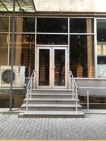 Ofislər: Gənclik metrosuna yaxın yol kənarı ümumi sahəsi 220 kv,m olan — 13