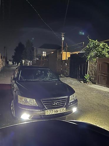qara maşın: Hyundai Sonata sedan təqdim olunur. Avtomobil qara rəngdədir və — 1