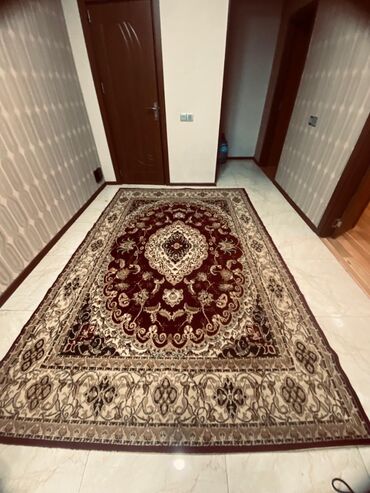 Ev üçün digər mallar: Xalca dekorativ. 2 eded, seliqeli islenilib. Sokuku cirilan yeri — 1