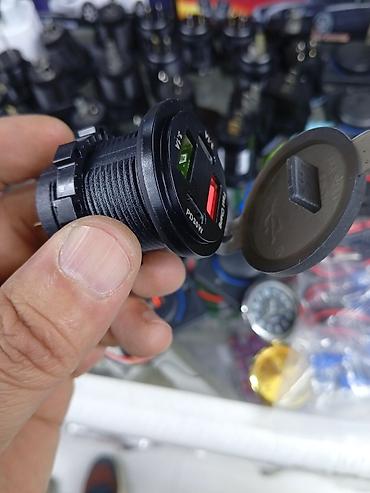 Встраиваемое автомобильное зарядное устройство USB с крышкой -