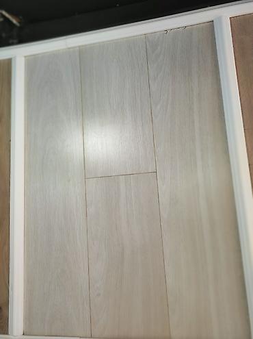 Açıq-boz ağac naxışlı döşəmə örtüyü (laminat tipli panel) - Rəng